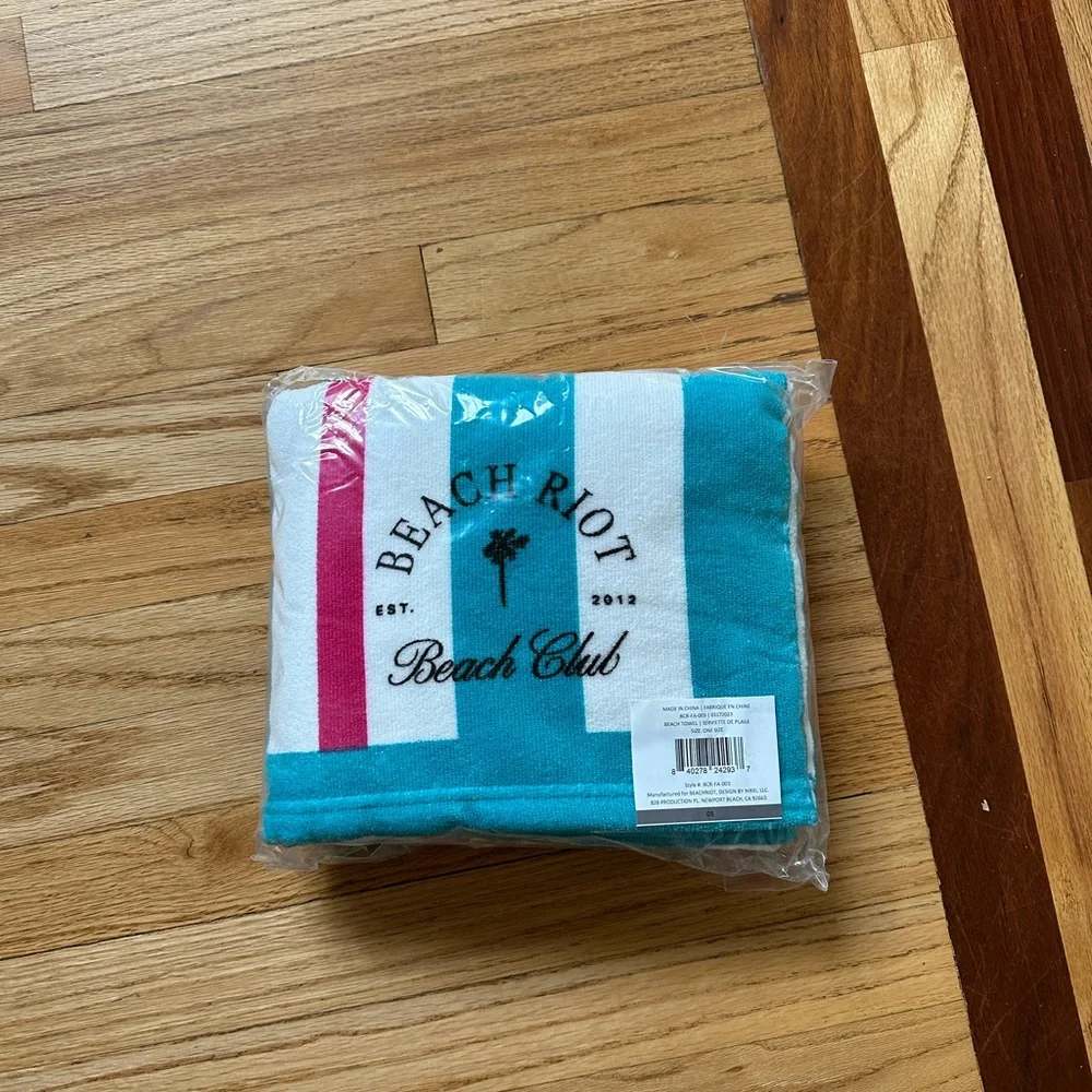 BEACH RIOT Beach Club Towel